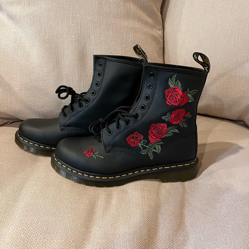 Dr. Martens 1460 Vonda embroidered leather Boots L 9 NEW w/out box